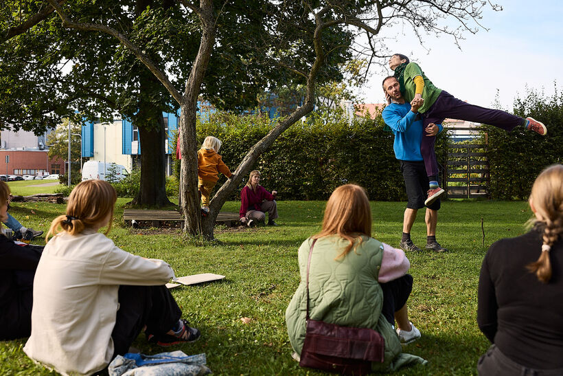 MOVE Fest Ostrava 2025. How to Watch a Moving Body. Neskorý zber a E7KA. Foto: Kamil Hauptmann.